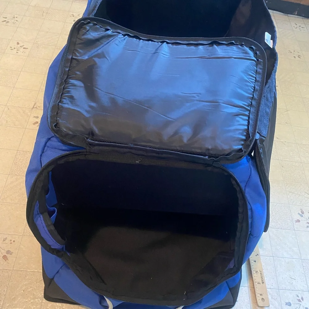 Rubbermaid Blue and Black Garment/Sports Bag with Durable Design